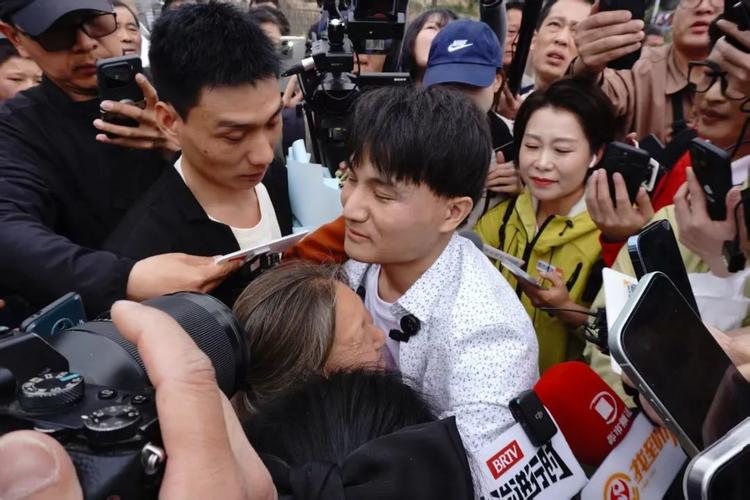 嘉兴找人_精神障碍母亲寻子9年终团圆_海盐县走失母亲认亲
